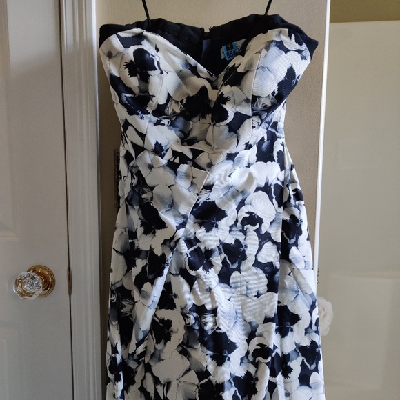 Carolina Herrera Dresses & Skirts - Carolina Herrera origami black white pansy dress
